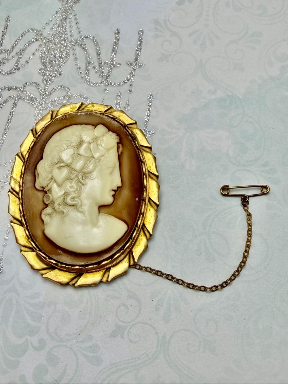 Antique Gold-Tone Cameo Brooch with Carved White Profile #p01
